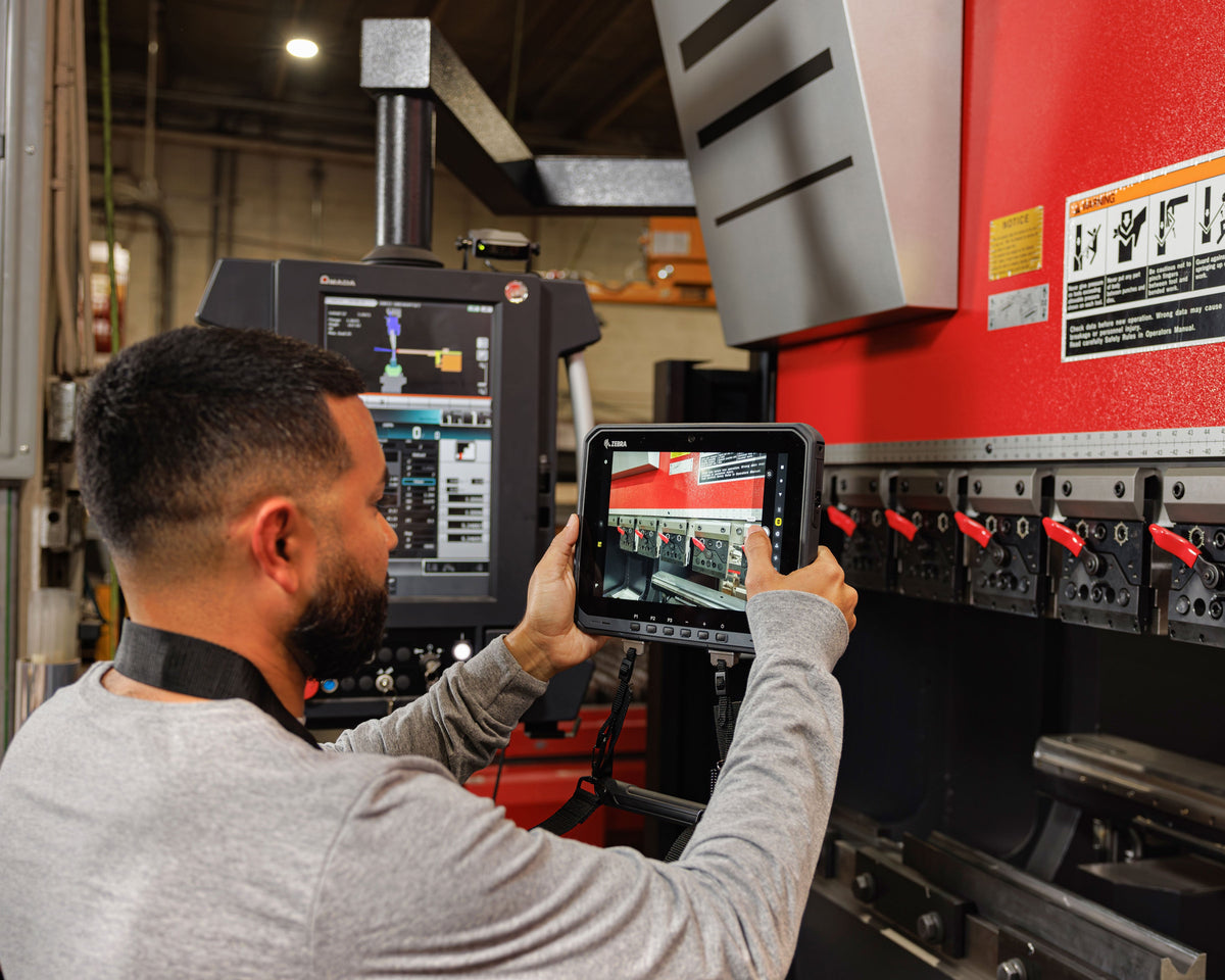 Zebra ET60 rugged tablet, Android (GMS), Wi-Fi only (ET60AW-0SQAGN00A0-A6) – in use in manufacturing