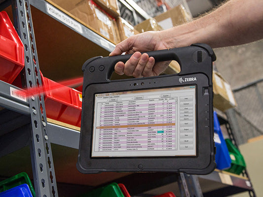 Zebra L10 rugged tablet, Android 8.1 (GMS), 4G LTE + GPS (RTL10B1-C1AS0X0000A6) – in use in a warehouse