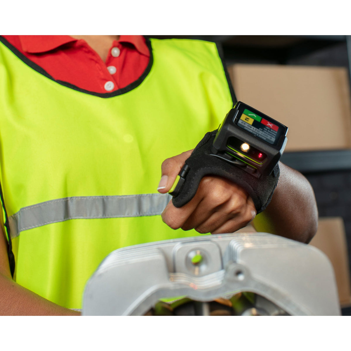 Zebra WS50 wearable computer, back of hand (WS5001-0B2J3020EA6) – in use